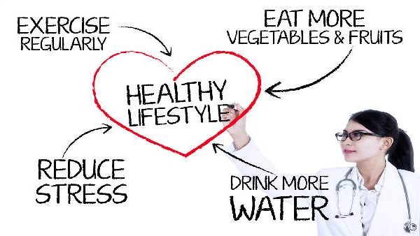 A medical professional at a Diagnostics in Chennai explaining about different aspects of healthy lifestyle.